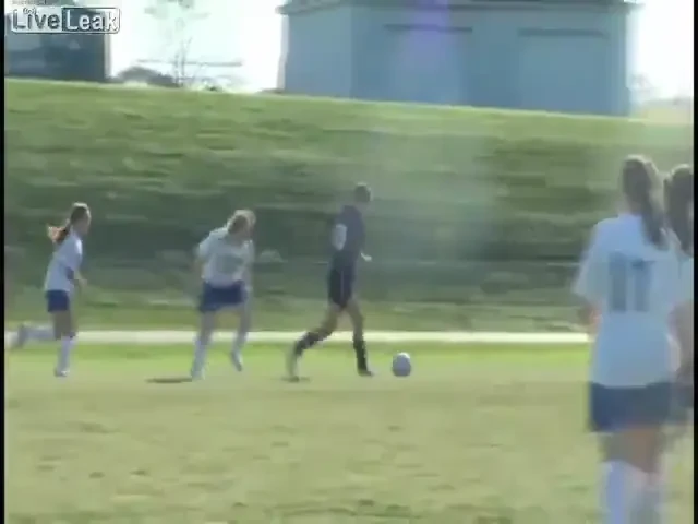 Cea mai VIOLENTA fotbalista din lume: N-o mai faulteaza nimeni dupa faza asta! SUPER VIDEO