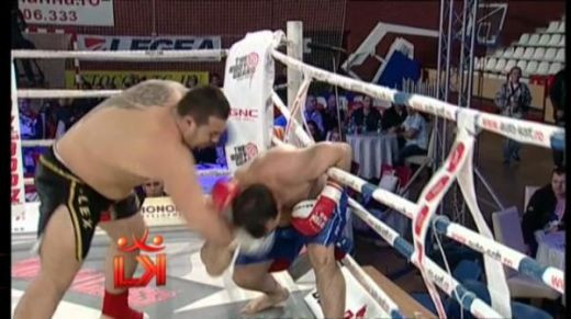 Nu te misca. Trebuie sa-ti indrept nasul KO senzational in primul meci de la Local Kombat &ldquo;The Bodyguard - Forte Speciale&rdquo;.