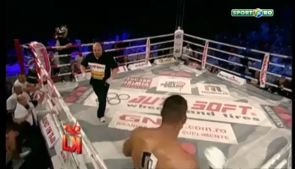 Benny este noul Bonjaski! A reusit un KO absolut fabulos! Vezi lovitura ce l-a scos pe Seles afara din ring! SUPER VIDEO