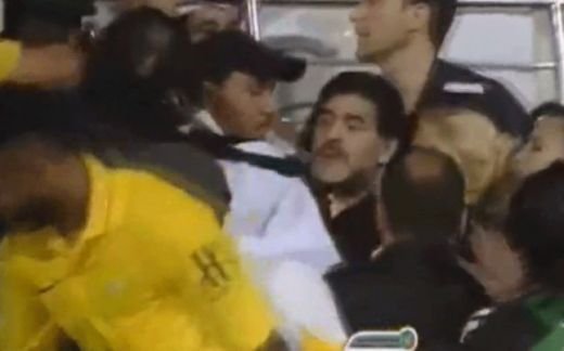 VIDEO: Maradona a sarit sa ii bata pe arabi in tribune! Sotia lui si nevestele jucatorilor au fost evacuate! "Sunt niste lasi, sa se lupte cu barbatii!"