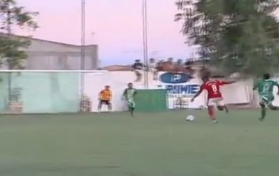 VIDEO INCREDIBIL! Un copil de mingi a intrat pe teren si a scos un gol de pe linia portii! Ce decizie ciudata a luat arbitrul: