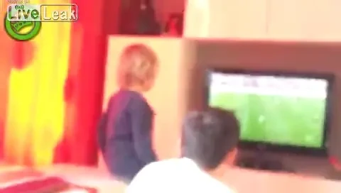 Dovada ca fotbalul poate fi cel mai CRUNT sport din lume: Copilul asta a facut tot internetul sa planga! VIDEO