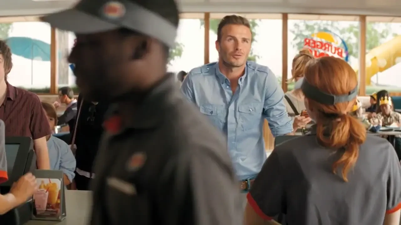 Beckham e noul barbat FATAL al Americii: Cum agata femeile si BARBATII cand intra intr-un fast food! :)) Vezi super VIDEO