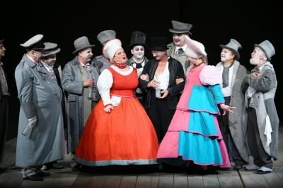 Stelistii se duc la teatru! N-au voie la drame, ca se deprima :) Cum era obligat Banel sa le traduca strainilor piesele in 2009: