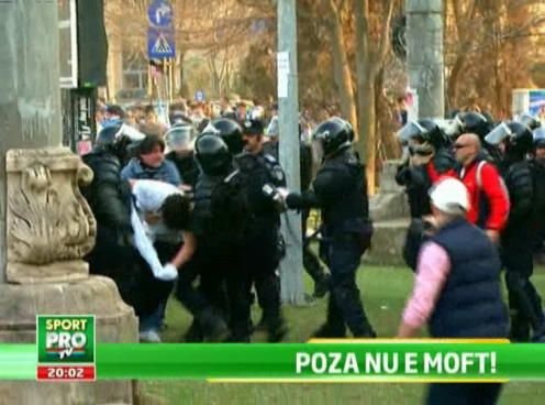 Explicatia INCREDIBILA a Jandarmeriei: Cum a ajuns jandarmul fumacios cu tigara in gura? :)