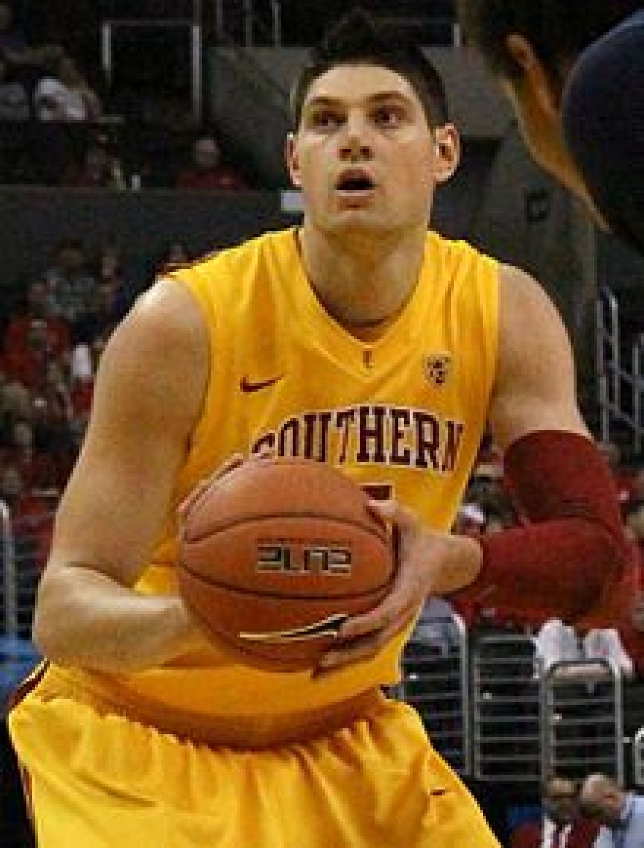 La 7 ani avea 1.80 m!!! Acum e mai inalt decat baschetbalistii din NBA iar o pereche de adidasi il costa 16.000$_2