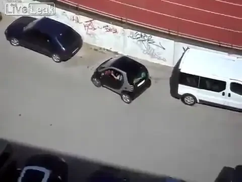 Operatiunea tu nu esti foarte SMART ! Aici ar incapea lejer un tanc! Cum incearca o femeie sa parcheze cea mai mica masina din lume! VIDEO