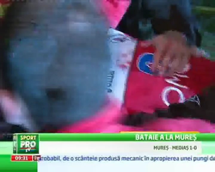 VIDEO SOCANT: Primele imagini cu jucatorul bagat in spital de un fost capitan al Stelei in cel mai sangeros meci al anului in Romania!