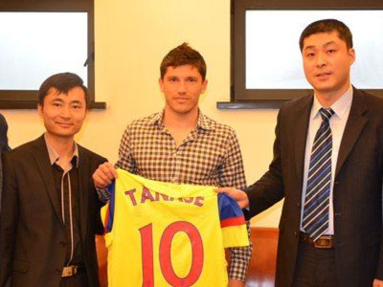 FOTO: Chinezii s-au indragostit de Tanase si au pus mana pe el :) De ce invitatie SURPRIZA a avut parte stelistul_3