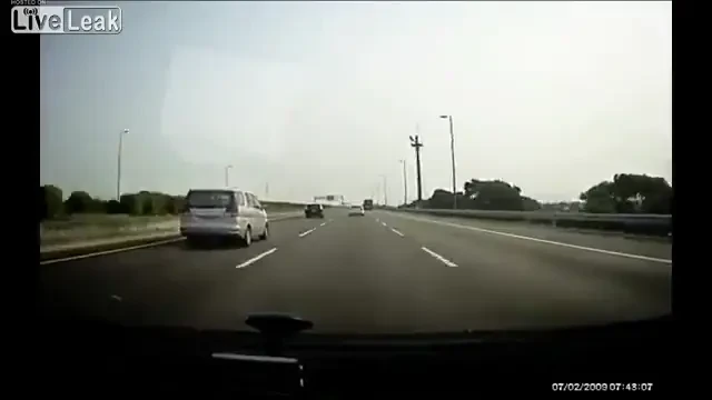 VIDEO TERIFIANT! Si-a vazut moartea cu ochii si a scapat incredibil! Cum era sa fie lovita dupa ce a sarit din masina pe autostrada: