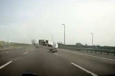 VIDEO TERIFIANT! Si-a vazut moartea cu ochii si a scapat incredibil! Cum era sa fie lovita dupa ce a sarit din masina pe autostrada: