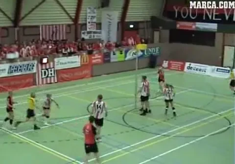 VIDEO DEMENTIAL! Cel mai OBSECEN arbitru! Pozitia nefireasca in care a pus o jucatoare fara sa vrea! :))