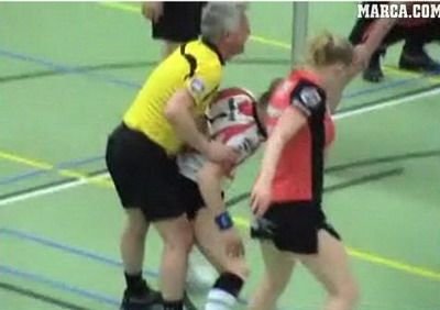 VIDEO DEMENTIAL! Cel mai OBSCEN arbitru! Pozitia nefireasca in care a pus o jucatoare fara sa vrea! :))