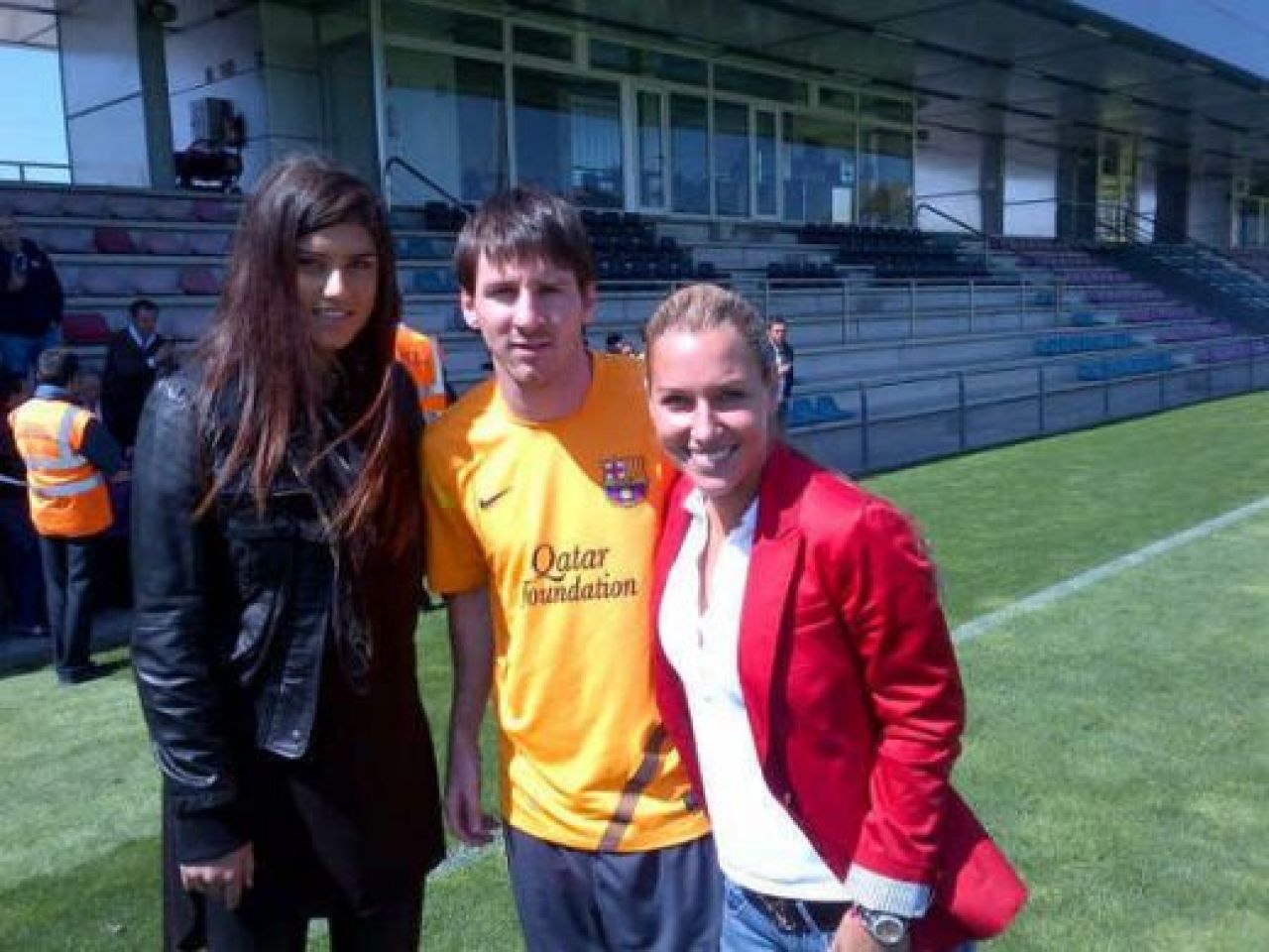 SUPERFOTO: Sorana, de 2 ori cat Messi si Xavi :) Romanca s-a pozat cu jucatorii de la Barcelona! A noastra a fost cea mai frumoasa :)_1