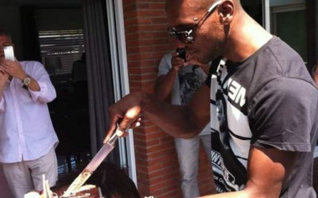 SUPER FOTO! Barca a petrecut Pastele acasa la Abidal! Pique a comis-o si a fost ARUNCAT IN PISCINA! :)_1