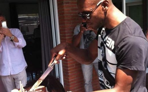 SUPER FOTO! Barca a petrecut Pastele acasa la Abidal! Pique a comis-o si a fost ARUNCAT IN PISCINA! :)_1