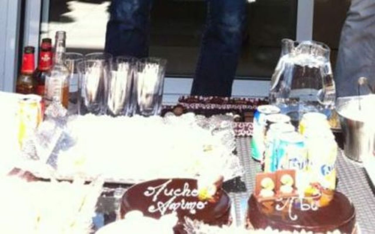 SUPER FOTO! Barca a petrecut Pastele acasa la Abidal! Pique a comis-o si a fost ARUNCAT IN PISCINA! :)_2