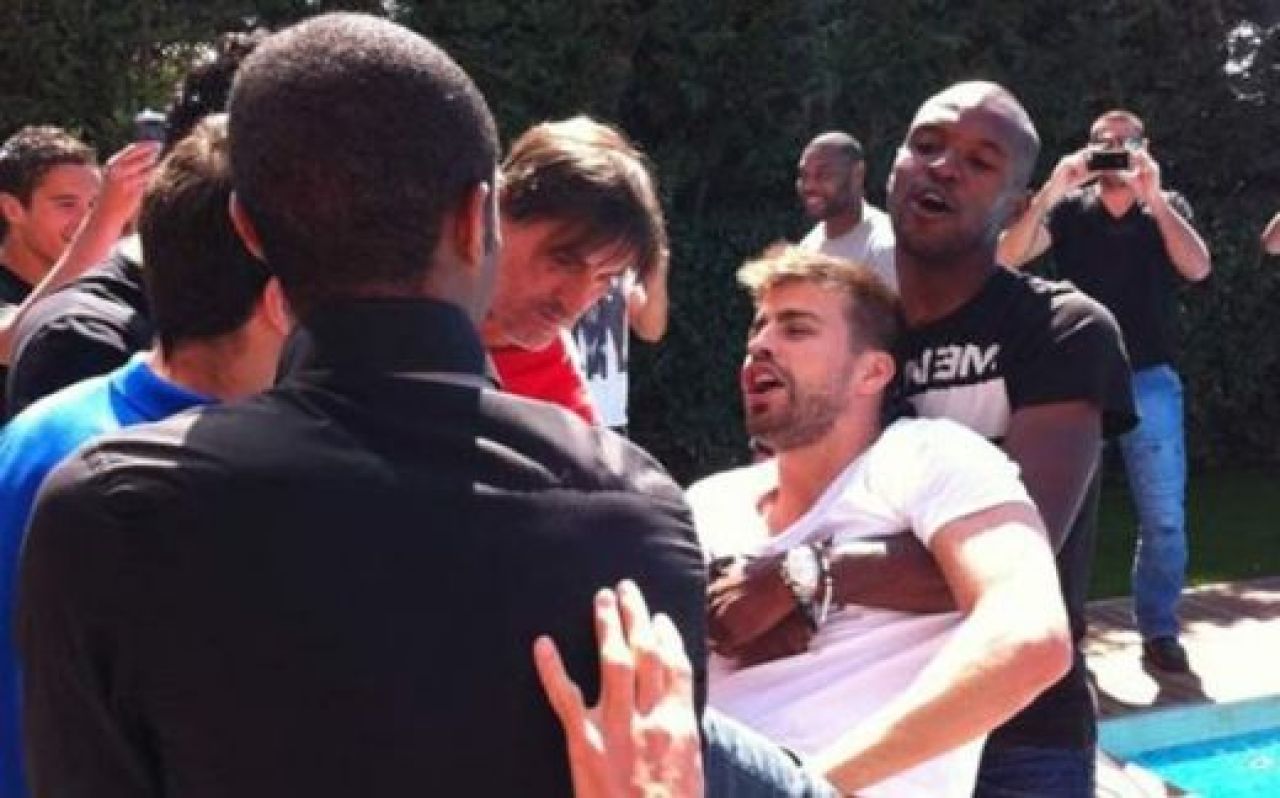 SUPER FOTO! Barca a petrecut Pastele acasa la Abidal! Pique a comis-o si a fost ARUNCAT IN PISCINA! :)_3