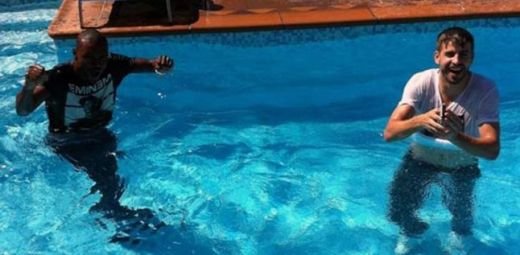 SUPER FOTO! Barca a petrecut Pastele acasa la Abidal! Pique a comis-o si a fost ARUNCAT IN PISCINA! :)_5