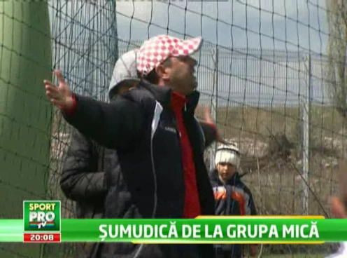 SUPER VIDEO Sumudica de la grupa mica! Cel mai nebun antrenor de la juniori! Cum s-a certat cu un arbitru: