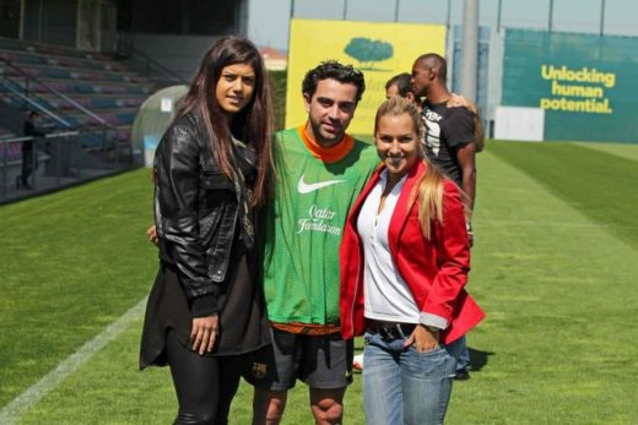 SUPERFOTO: Sorana, de 2 ori cat Messi si Xavi :) Romanca s-a pozat cu jucatorii de la Barcelona! A noastra a fost cea mai frumoasa :)_2