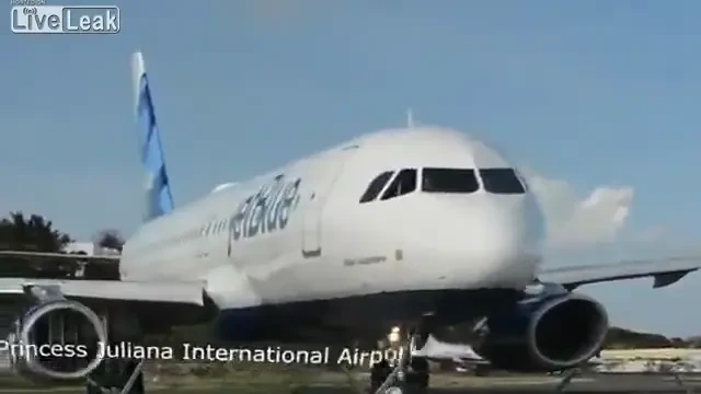 VIDEO: Cel mai periculos aeroport din lume a oferit scene de GROAZA! O femeie a fost aruncata in aer la decolare!