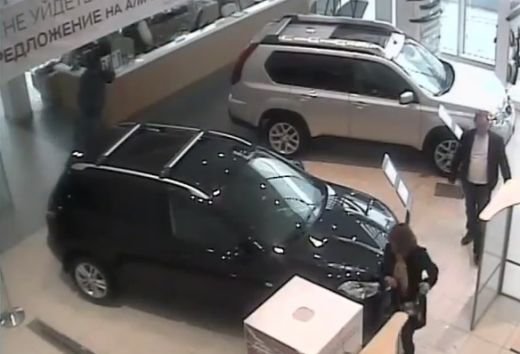 Cumparatorul nemultumit nu se plange, ci DISTRUGE! Dealerul care i-a vandut masina isi blesteama zilele: