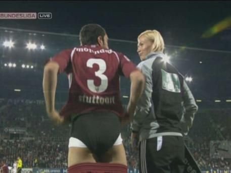 SUPER FOTO! Cea mai sexy femeie arbitru din lume a ramas MASCA: un jucator s-a dezbracat in fata ei pe teren!