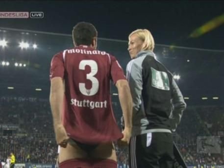 SUPER FOTO! Cea mai sexy femeie arbitru din lume a ramas MASCA: un jucator s-a dezbracat in fata ei pe teren!_2