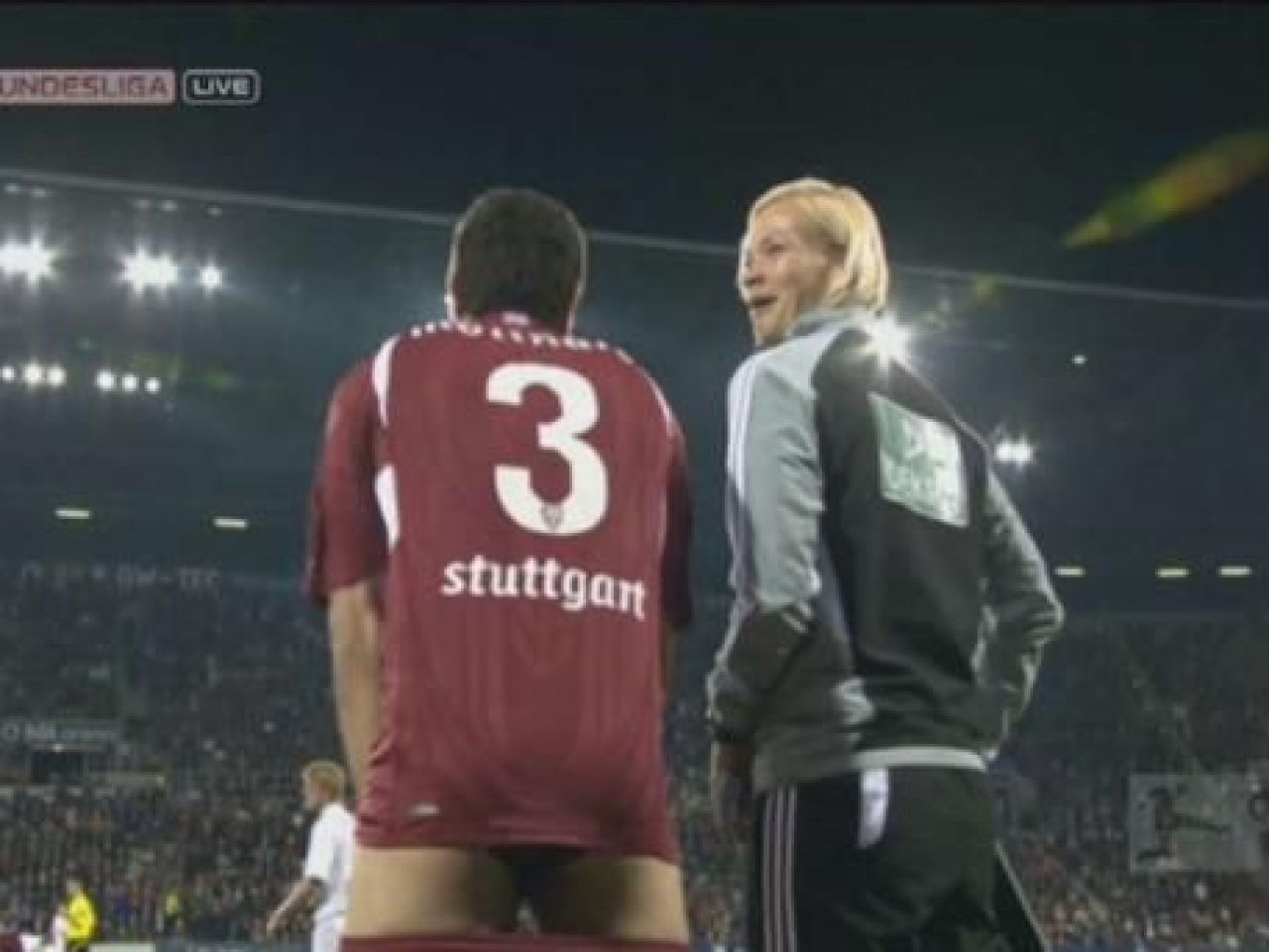 SUPER FOTO! Cea mai sexy femeie arbitru din lume a ramas MASCA: un jucator s-a dezbracat in fata ei pe teren!_3