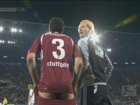 SUPER FOTO! Cea mai sexy femeie arbitru din lume a ramas MASCA: un jucator s-a dezbracat in fata ei pe teren!_4