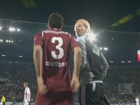 SUPER FOTO! Cea mai sexy femeie arbitru din lume a ramas MASCA: un jucator s-a dezbracat in fata ei pe teren!_5