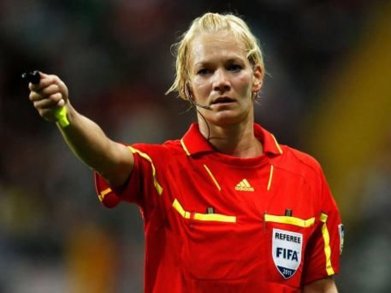 SUPER FOTO! Cea mai sexy femeie arbitru din lume a ramas MASCA: un jucator s-a dezbracat in fata ei pe teren!_8