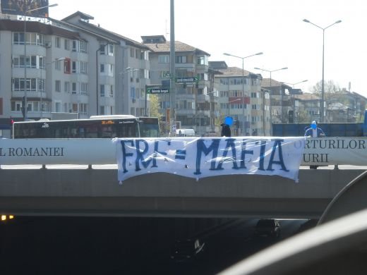 FOTO! Imaginile pe care Sandu s-a chinuit sa i le ascunda lui Platini la Bucuresti! Cu ce s-a trezit la prezentarea trofeului Europa League_2