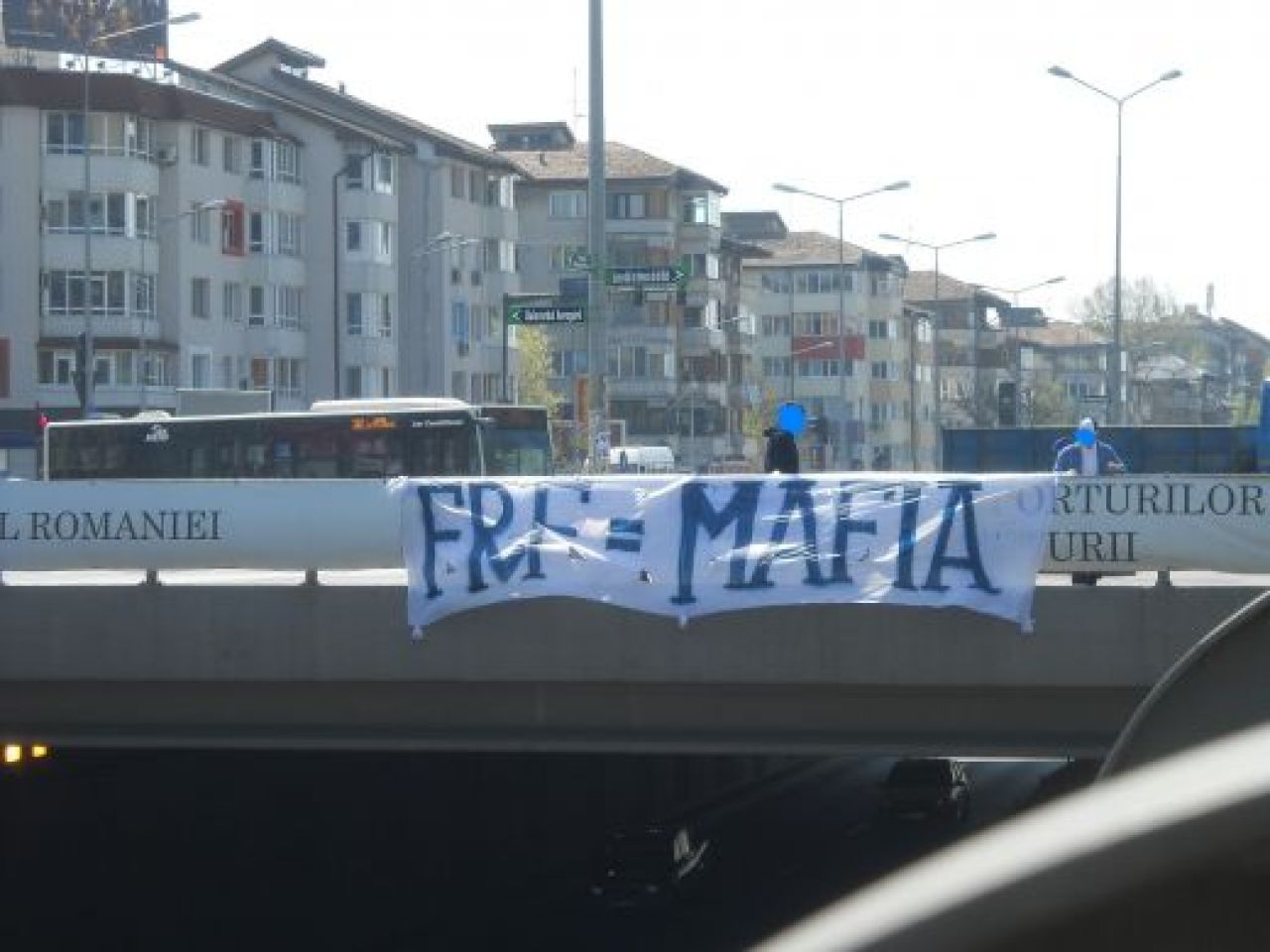 FOTO! Imaginile pe care Sandu s-a chinuit sa i le ascunda lui Platini la Bucuresti! Cu ce s-a trezit la prezentarea trofeului Europa League_2