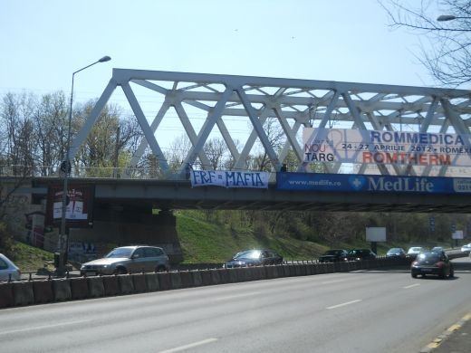 FOTO! Imaginile pe care Sandu s-a chinuit sa i le ascunda lui Platini la Bucuresti! Cu ce s-a trezit la prezentarea trofeului Europa League_3