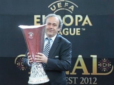 FOTO! Imaginile pe care Sandu s-a chinuit sa i le ascunda lui Platini la Bucuresti! Cu ce s-a trezit la prezentarea trofeului Europa League_5