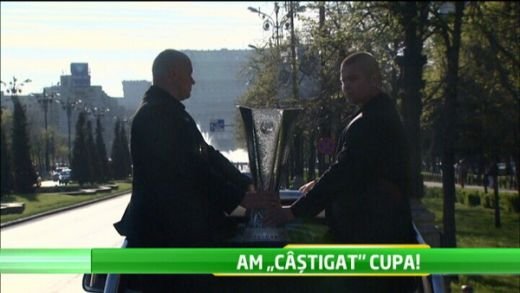 VIDEO: Fanii din Bucuresti s-au inghesuit la Ateneu sa faca poze cu trofeul Europa League