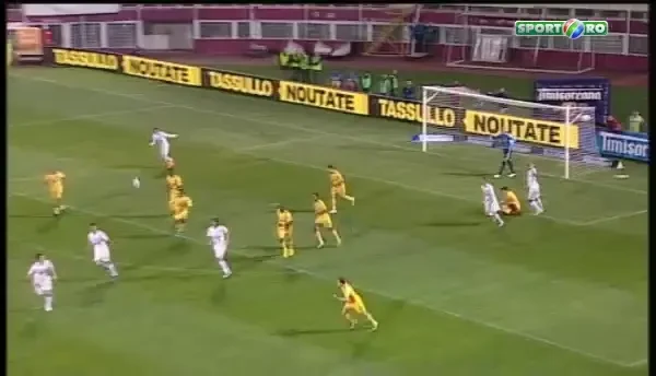 Ce sa mai inteleaga fetele din offside? :)) FAZA care l-a facut pe Lucescu sa-si iasa din minti! Nici stelistii nu pot striga offside la faza asta!