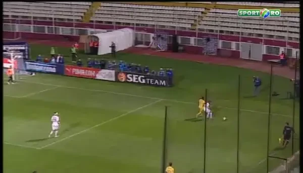 Daca facea asta, era FAZA SECOLULUI in Romania! Ba, asta n-are minte DELOC?! A vrut sa suteze cu toata forta in arbitru la Rapid - Vaslui