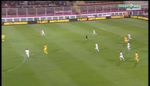 GOL FABULOS reusit de Alexa! Asta e primul gol GENIAL dat din alunecare :)) Faza care a INGHETAT stadionul