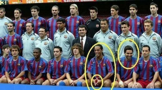 Ronaldinho si semnul OBSCEN facut in poza de grup a Barcelonei! Pe Deco l-a bufnit rasul, Messi se baga in seama cu japca :)) POZA ZILEI