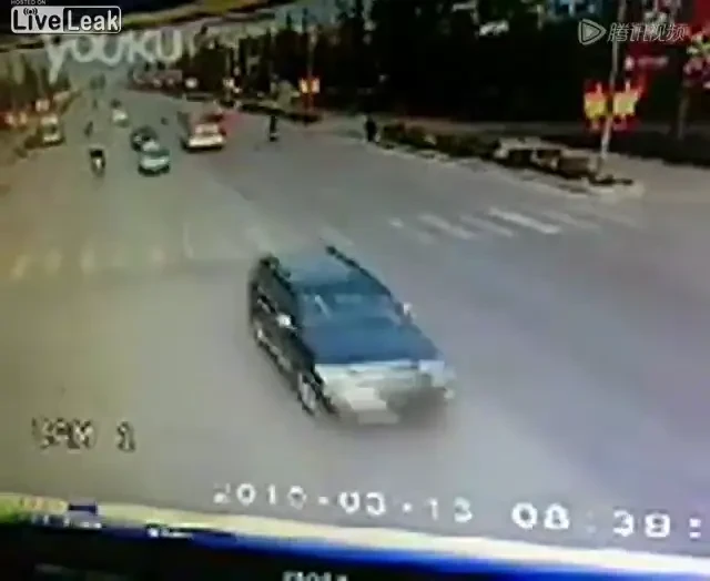 Evita moartea ca un BOSS! A iesit din masina cu o secunda inainte sa se faca praf! VIDEO HALUCINANT: