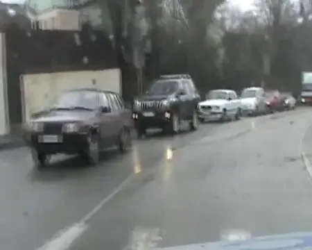 Conducea linistit pe sosea cand UN CAMION i-a iesit in fata! Cum a evitat moartea in ultima secunda: VIDEO