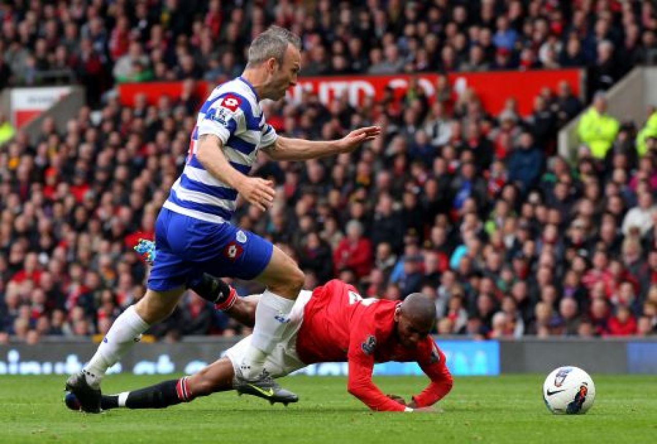 VIDEO! A fost impuscat Ashley Young la ultimele meciuri ale lui United? :) Fanii il iau la misto pe jucatorul lui United! Ce sport a devenit interzis in Anglia:_2