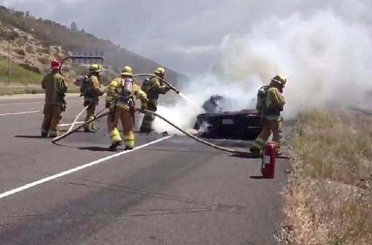 FOTO Faza care l-a INGROZIT pe Cristiano Ronaldo! Un Lamborghini Aventador a luat foc din senin si s-a facut SCRUM pe sosea!_1