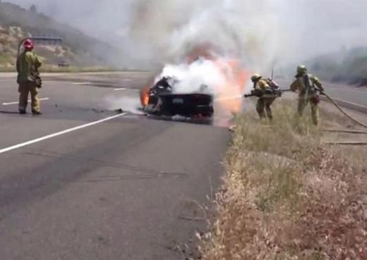FOTO Faza care l-a INGROZIT pe Cristiano Ronaldo! Un Lamborghini Aventador a luat foc din senin si s-a facut SCRUM pe sosea!_2
