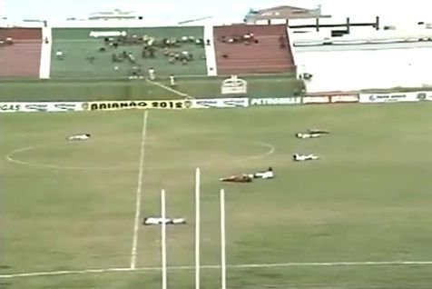 Doua echipe de fotbal, TERORIZATE de albine! Meciul a fost intrerupt, fanii s-au ascuns sub coregrafie! VIDEO INCREDIBIL