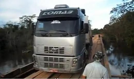 VIDEO: Cel mai tampit&nbsp;sofer a crezut ca o sa treaca peste 3 scanduri cu un ditamai camionul! Si&nbsp;a crezut foarte prost!