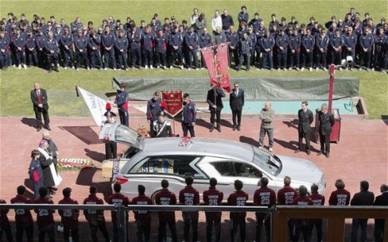 Un stadion intreg a PLANS la cosciugul lui Morosini! Vezi cum si-au luat fanii ADIO de la jucatorul decedat pe teren! FOTO_2